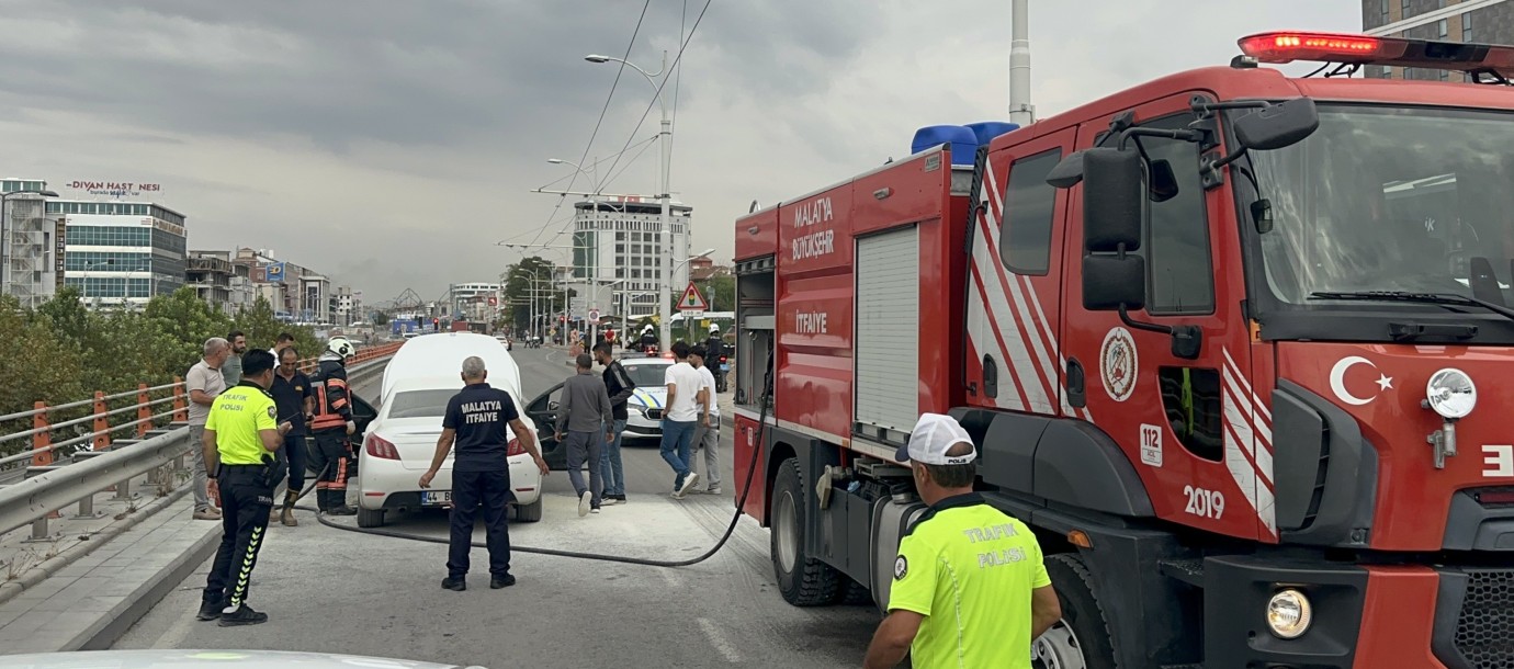 Seyir Halindeki Otomobilde Yangın Paniği
