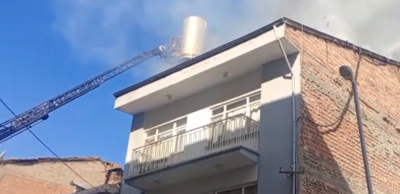 Korkutan Çatı Yangını!
