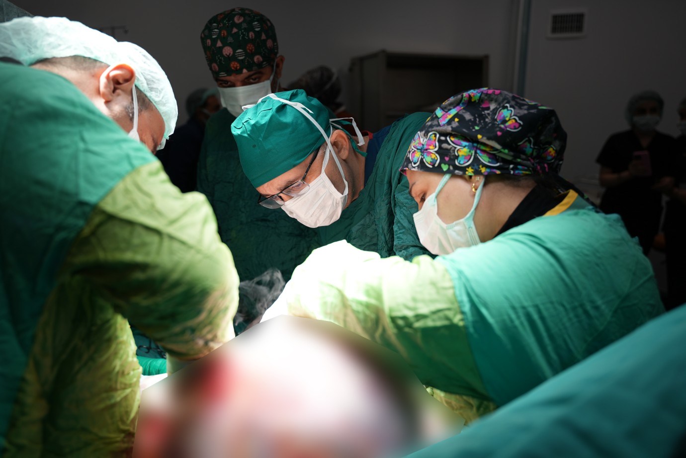 Karın Ağrısıyla Hastaneye Başvurdu, 15 Kilogramlık Kitle Çıkarıldı