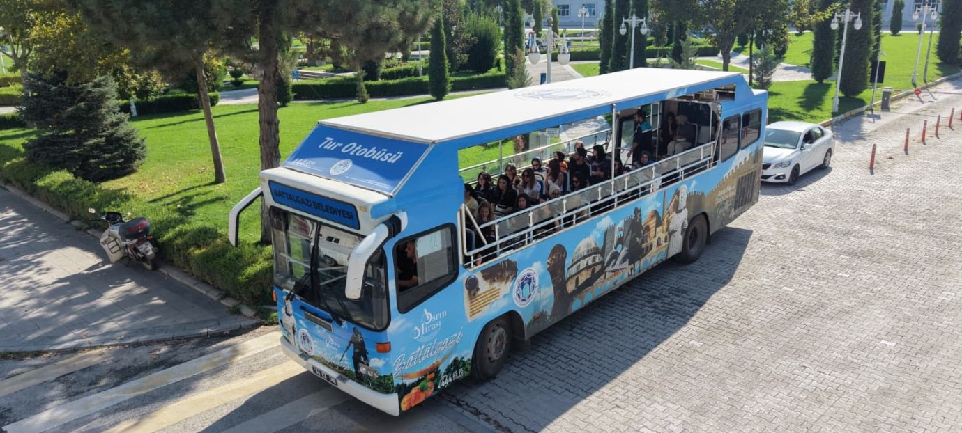 Battalgazi Belediyesinden Üniversitelilere Tarih Ve Kültür Gezisi