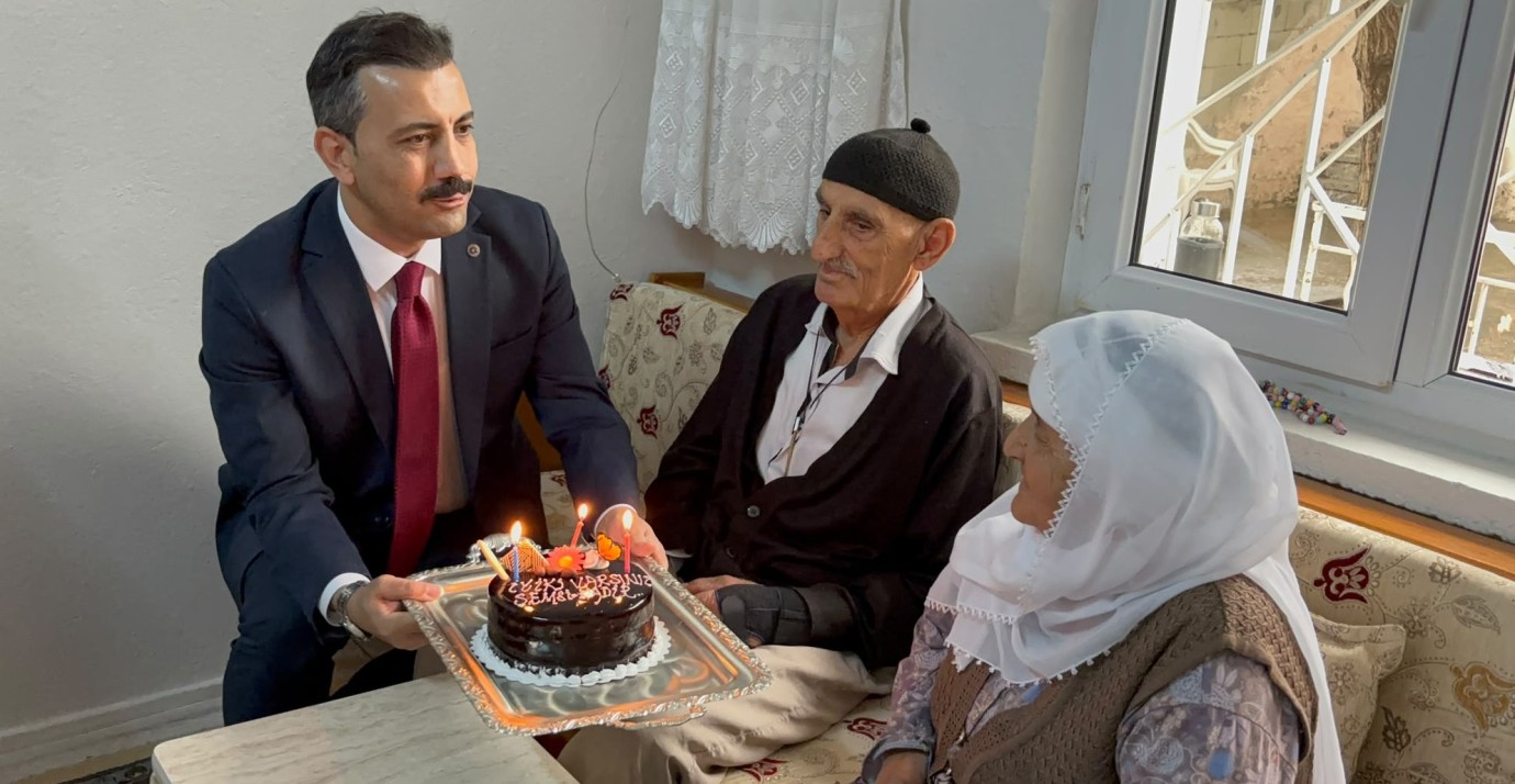 Dünya Yaşlılar Günü’nde Doğum Günü Sürprizi