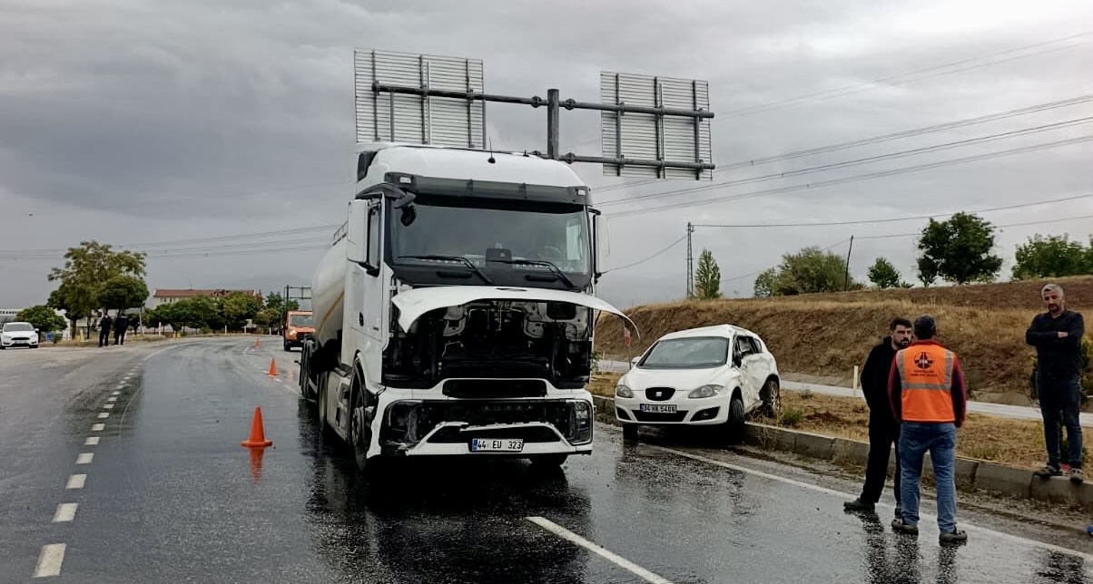 Doğanşehir’de Tır İle Otomobil Çarpıştı: 3 Yaralı