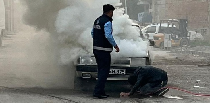  Pazar Yerinde Yanan Araca Zabıta Müdahale Etti