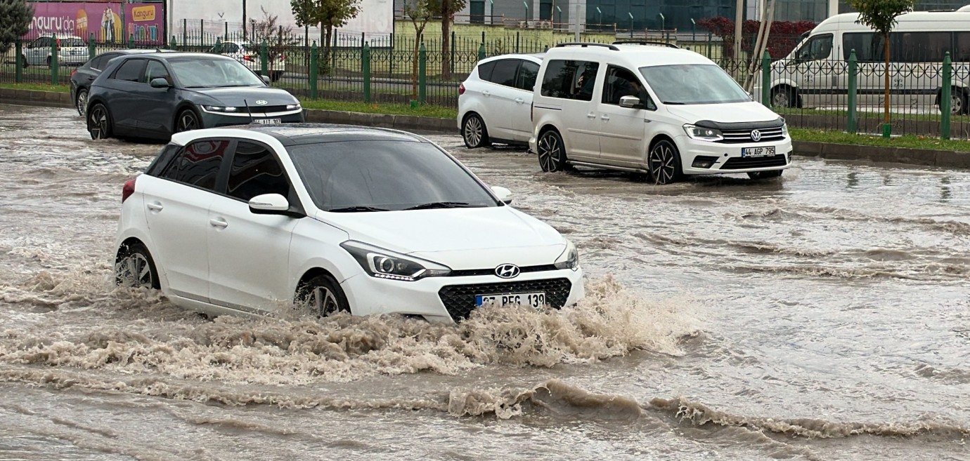  24 Saatte Metrekareye 1 Aylık Yağış Düştü!